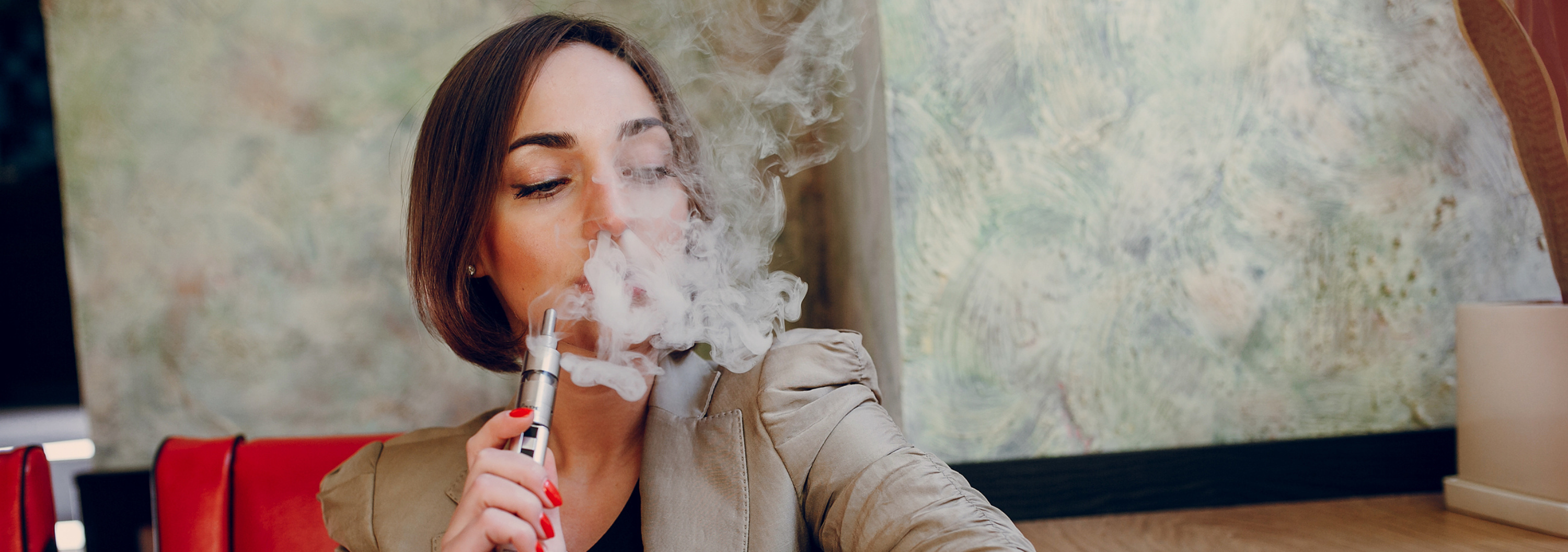 femme qui fume une cigarette électronique